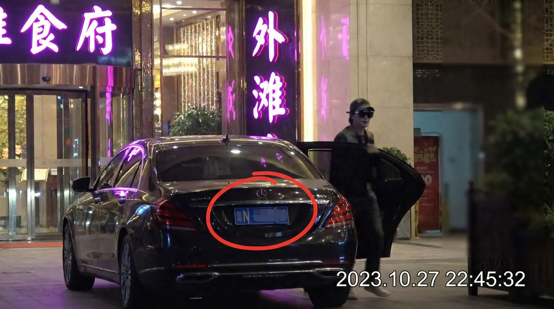 吃瓜五一::吃瓜五一免费观看-吃瓜五一交流社区 - 豪车餐厅外偷拍
